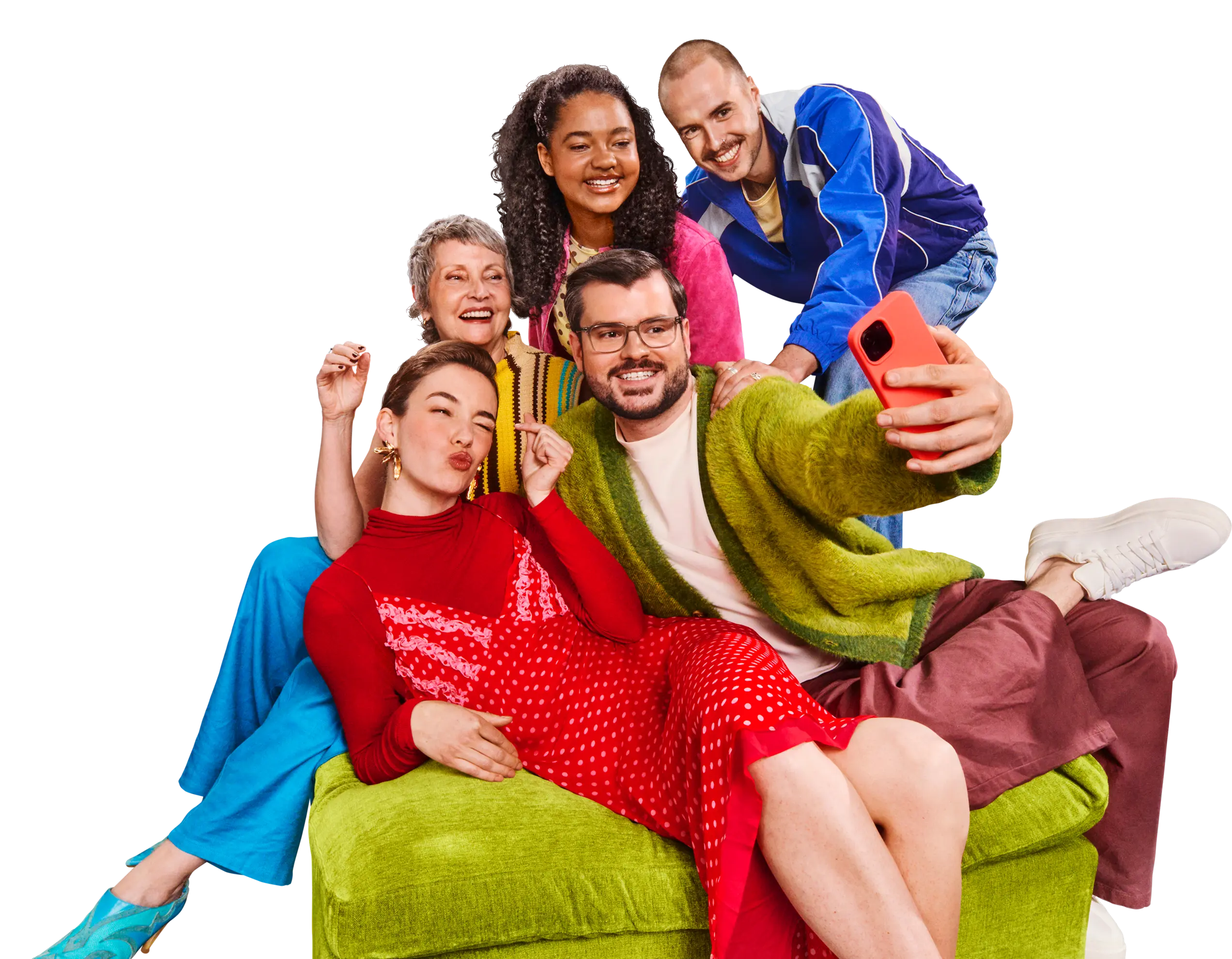 Eine Gruppe von fünf Personen in bunten Outfits macht gemeinsam ein Selfie auf einem grünen Sofa.