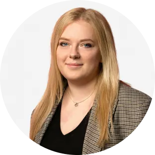 Person lächelt in die Kamera.