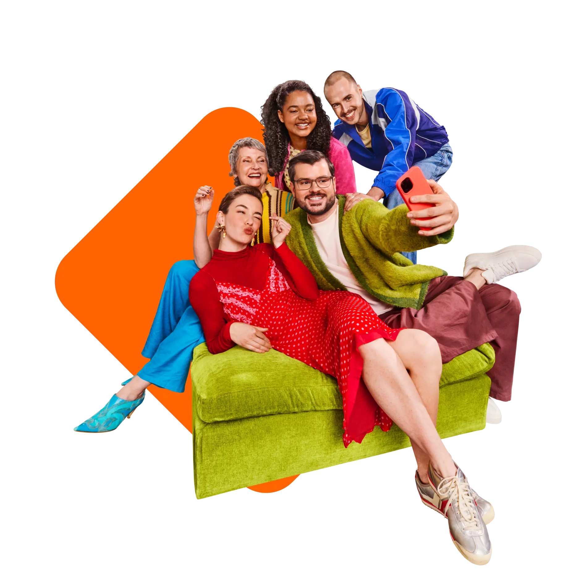 Eine Gruppe von fünf Personen in bunten Outfits macht gemeinsam ein Selfie auf einem grünen Sofa.