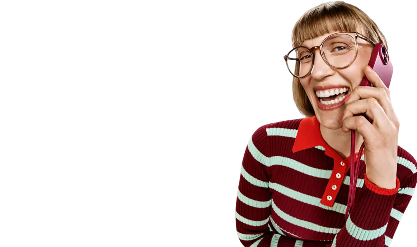 Junge Frau telefoniert lachend mit ihrem Smartphone