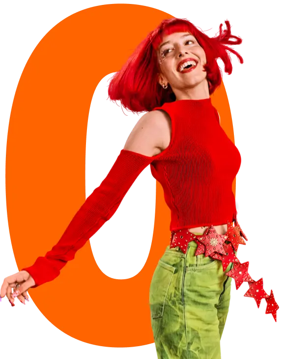 Lächelnde Person steht vor großer Null.