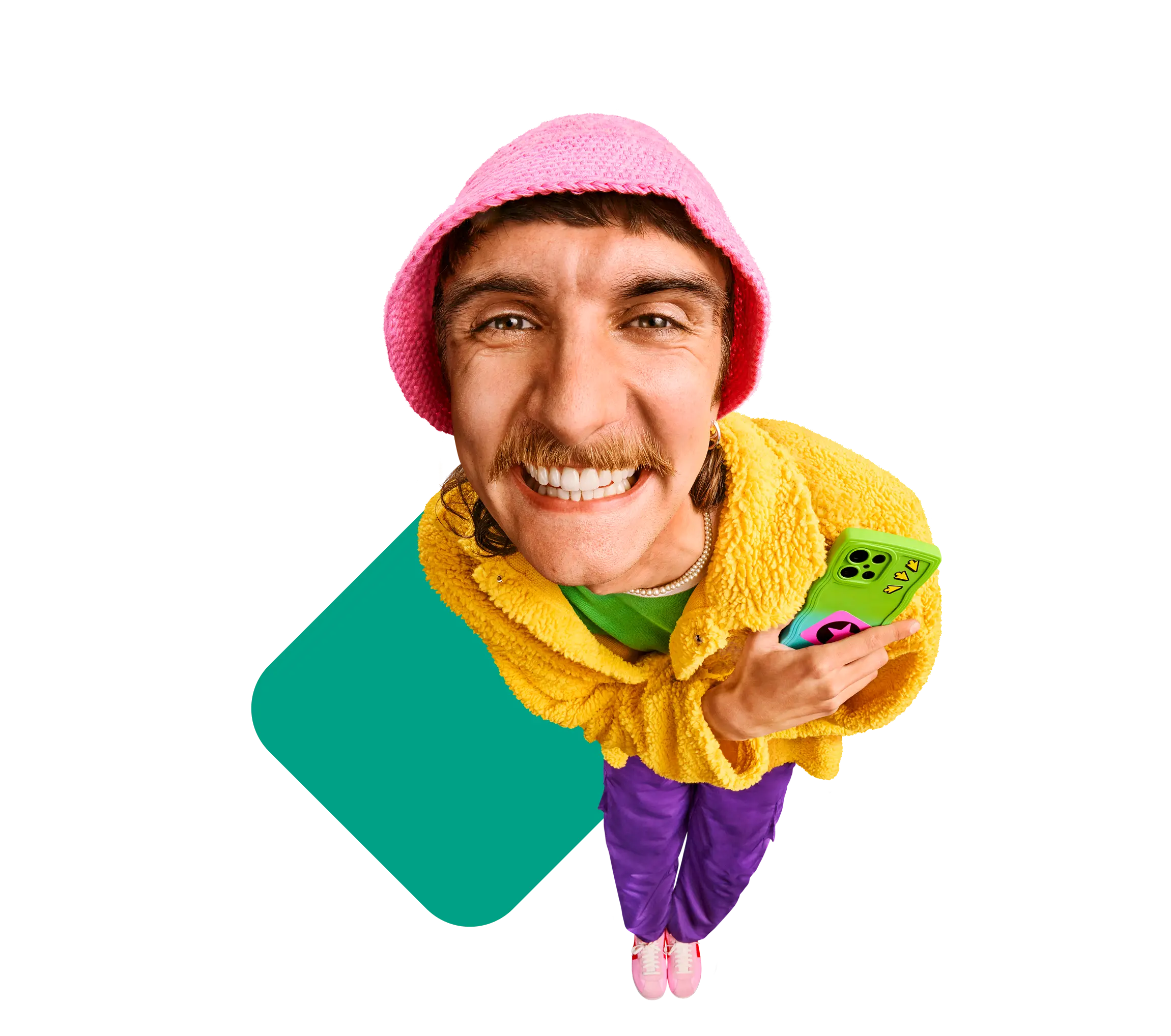 Person lächelt in die Kamera und hält ein Smartphone in der Hand.