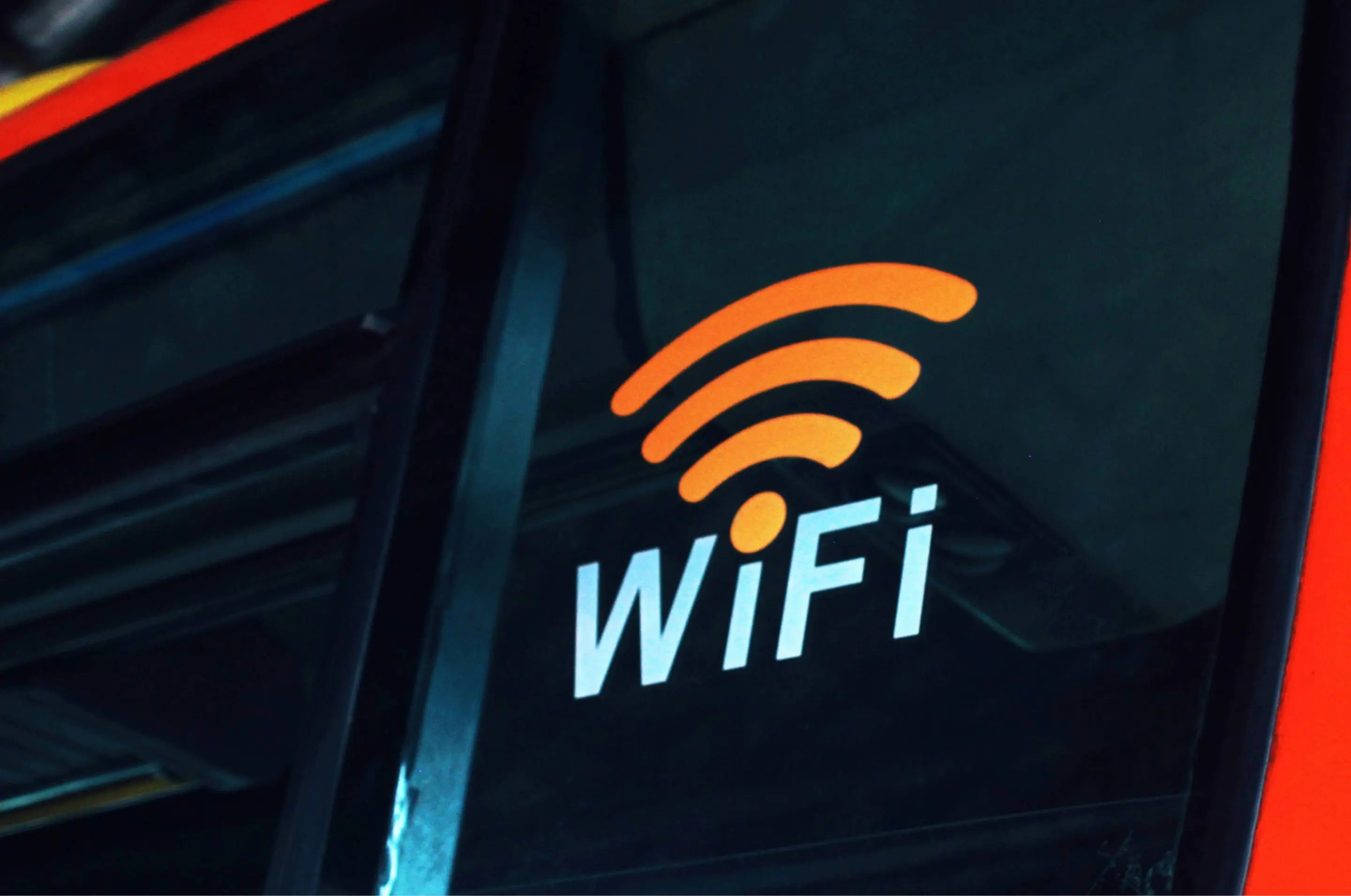 Wifi-Zeichen und Schriftzug auf schwarzem Hintergrund