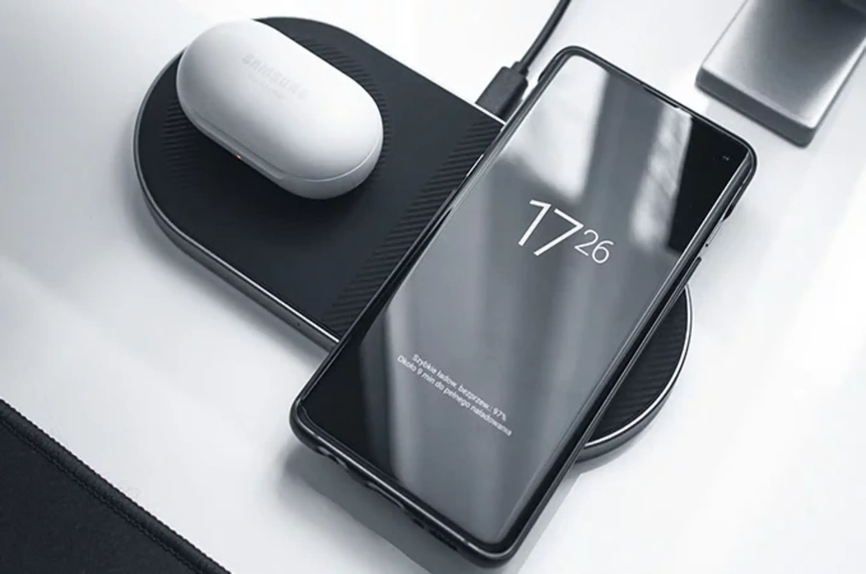 Handy liegt auf einer wireless charging Station