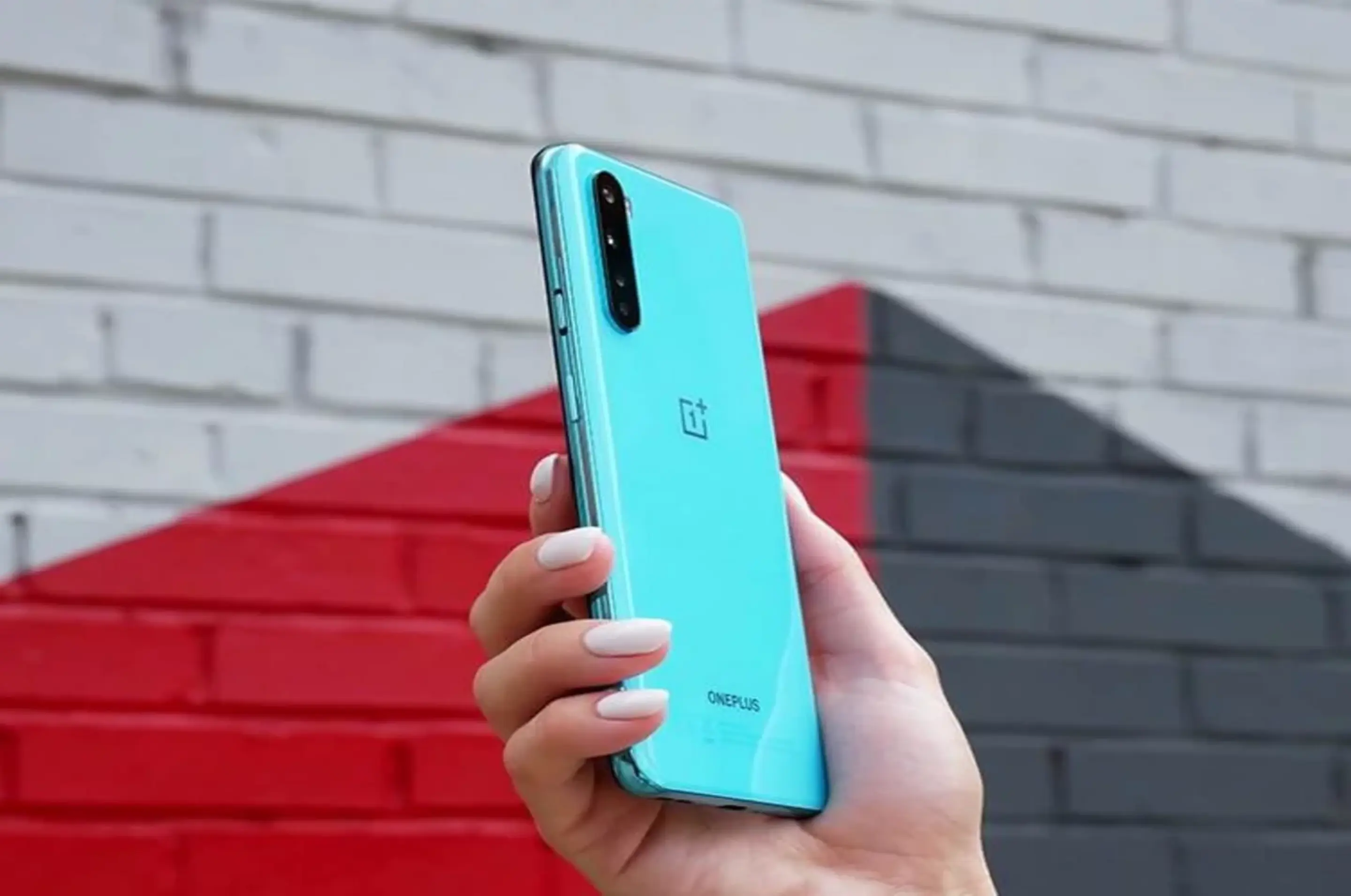 Türkises OnePlus Handy in der Hand