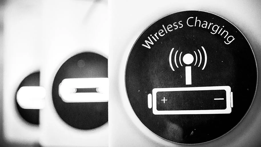 Ein schwarzer Kreis in dem in weiß Wireless Charging und ein Batteriesymbol steht