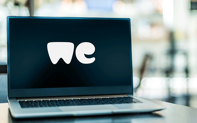 Laptop mit großen WE auf dem Bildschirm