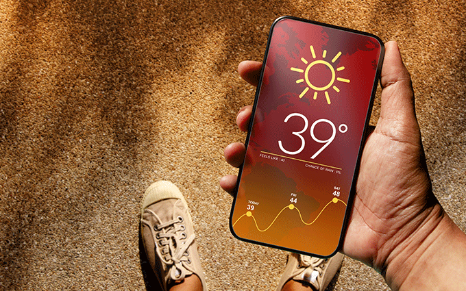 Person hält Handy in der Hand, welches 39 Grad Celsius anzeigt