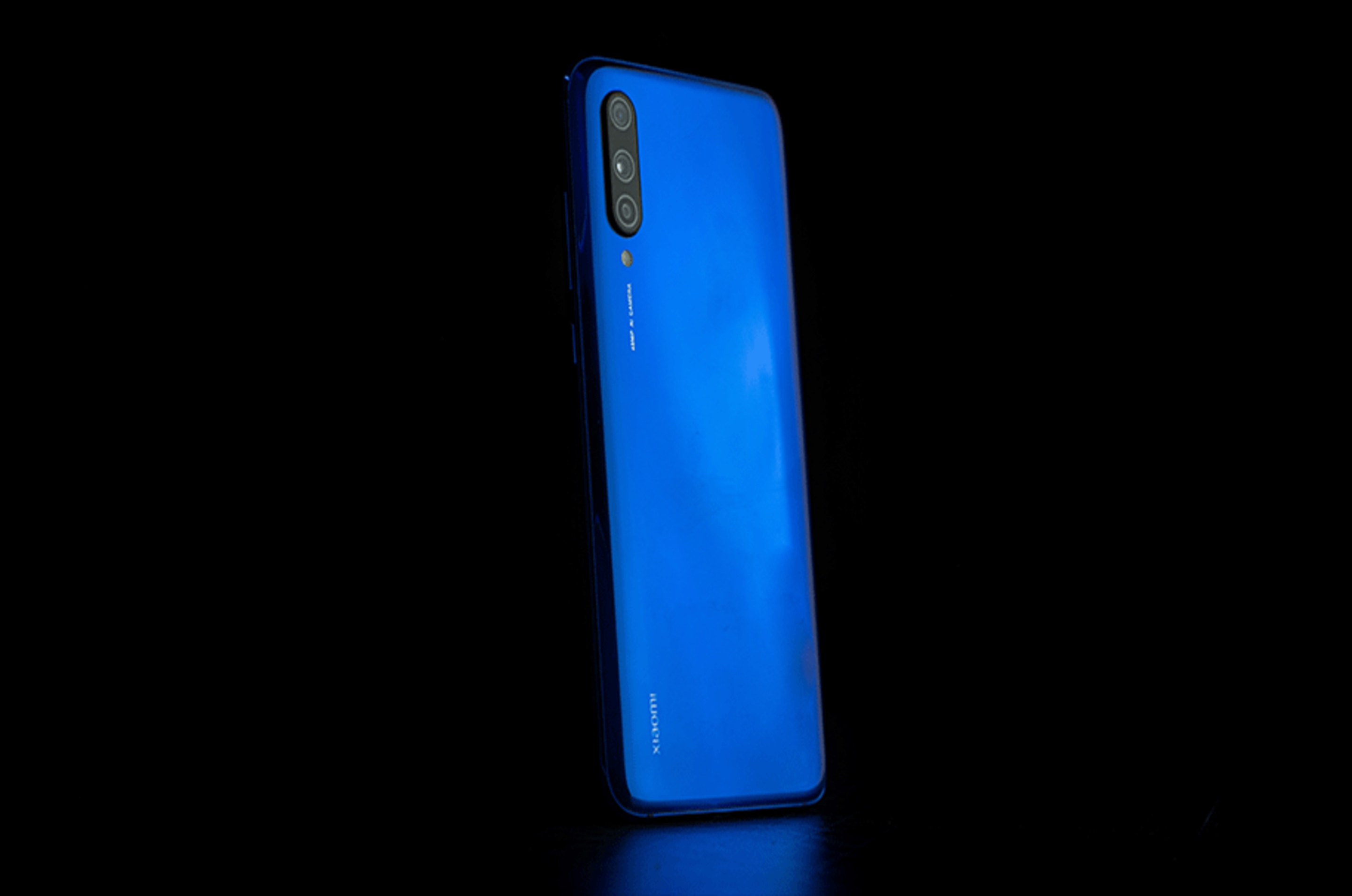 Blaues Handy auf schwarzem Hintergrund