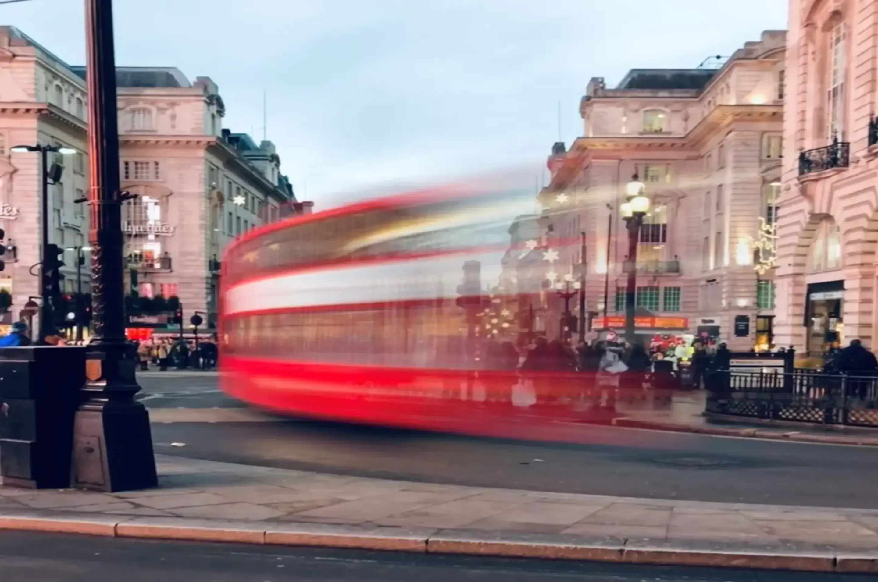 Roter Londonbus in einem Bewegtbild