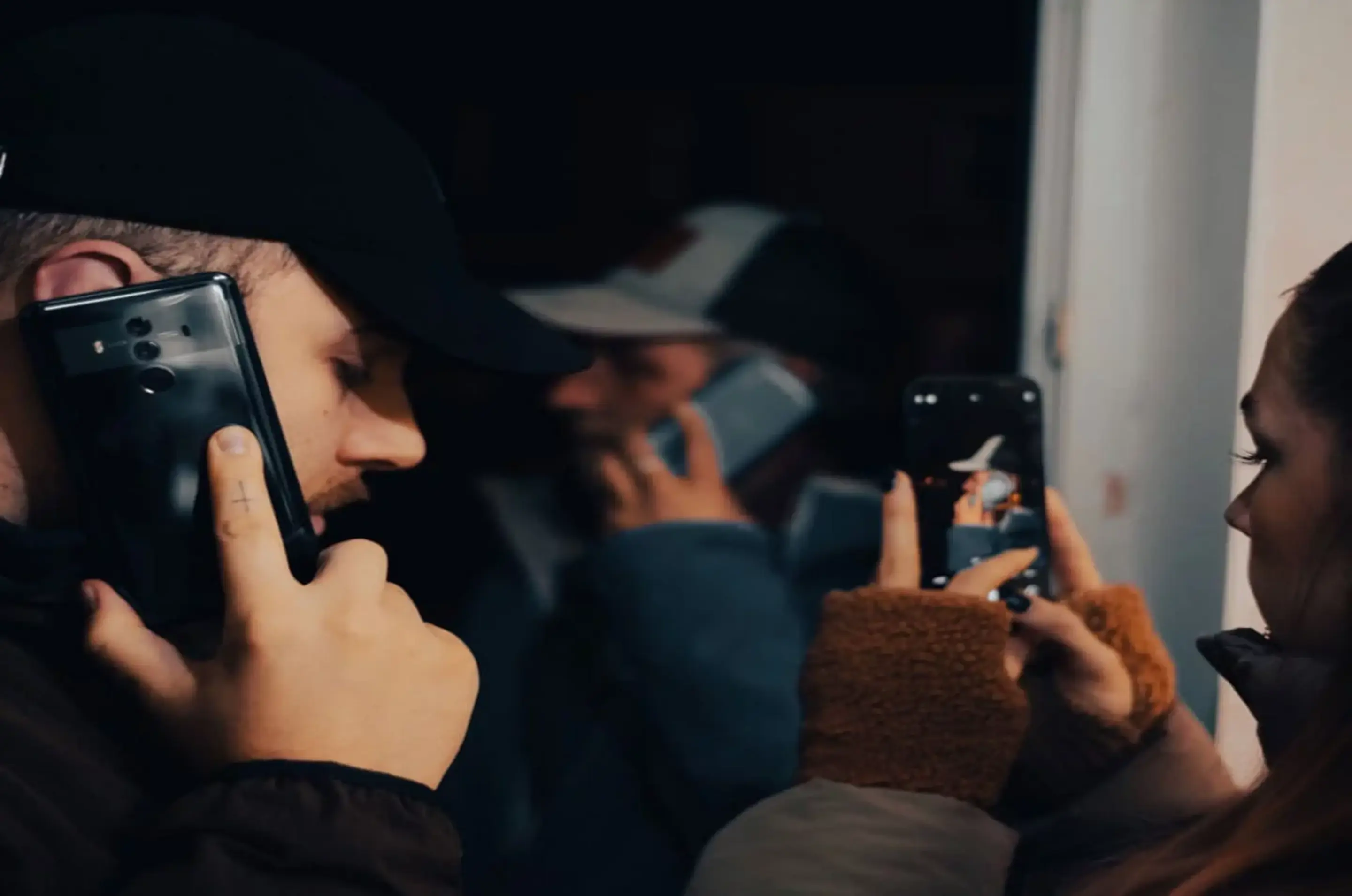 Mann telefoniert und Frau macht ein Foto
