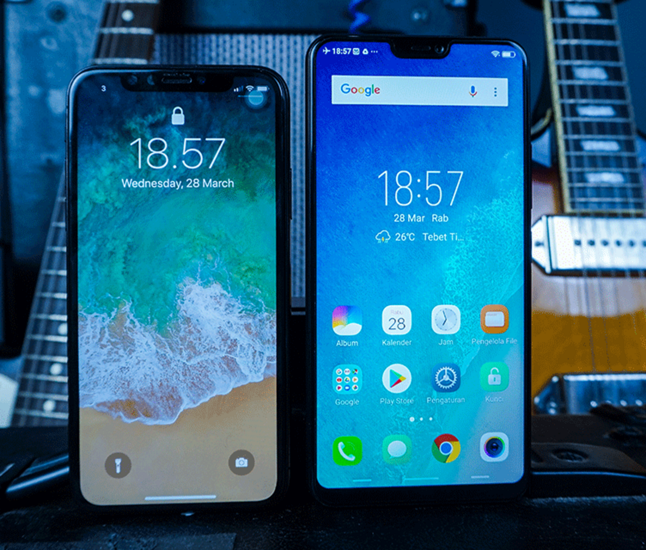 2 Handys nebeneinander. Eins mit IOS und das andere mit Android