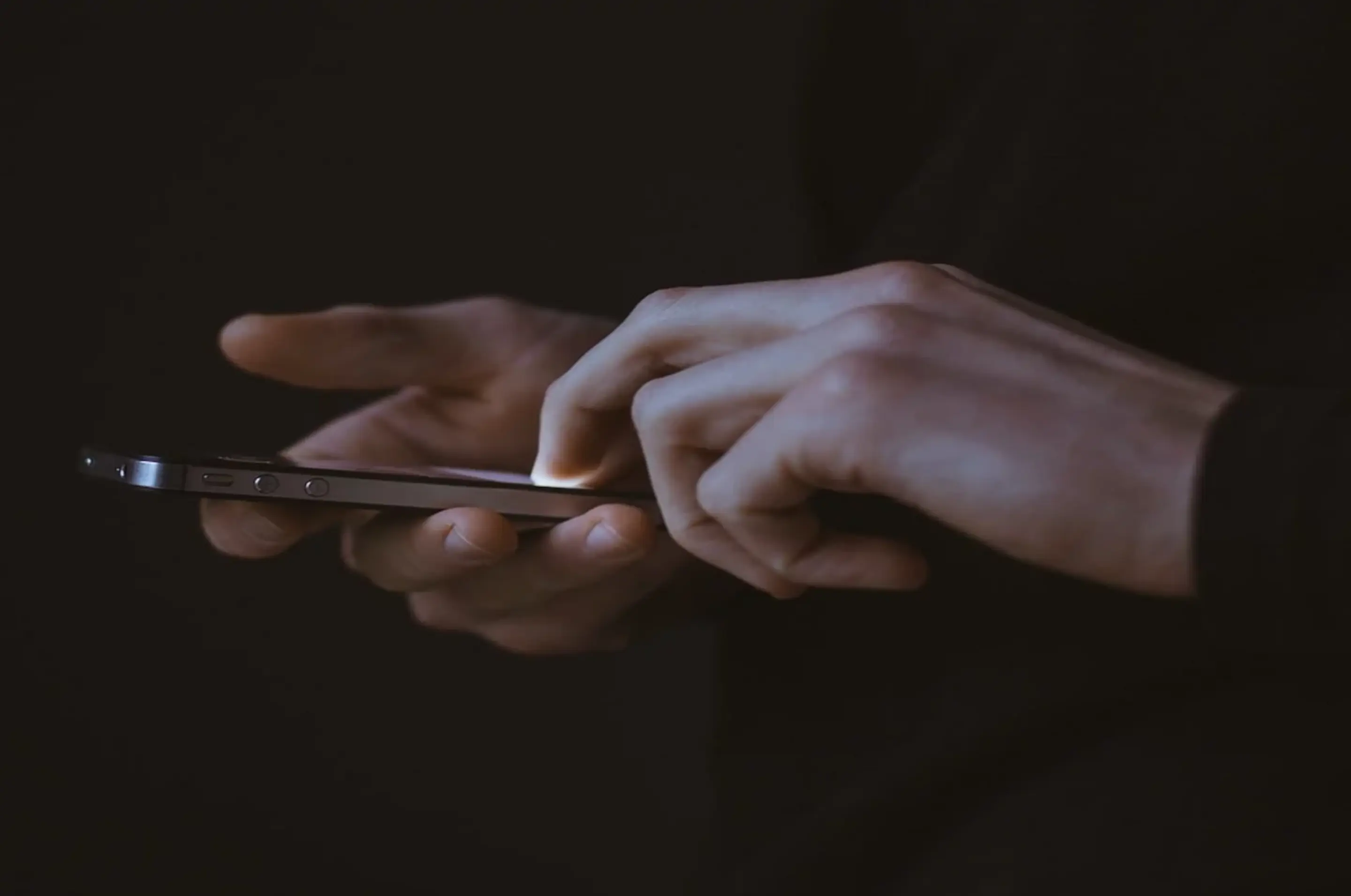 Person hält Handy in der Hand