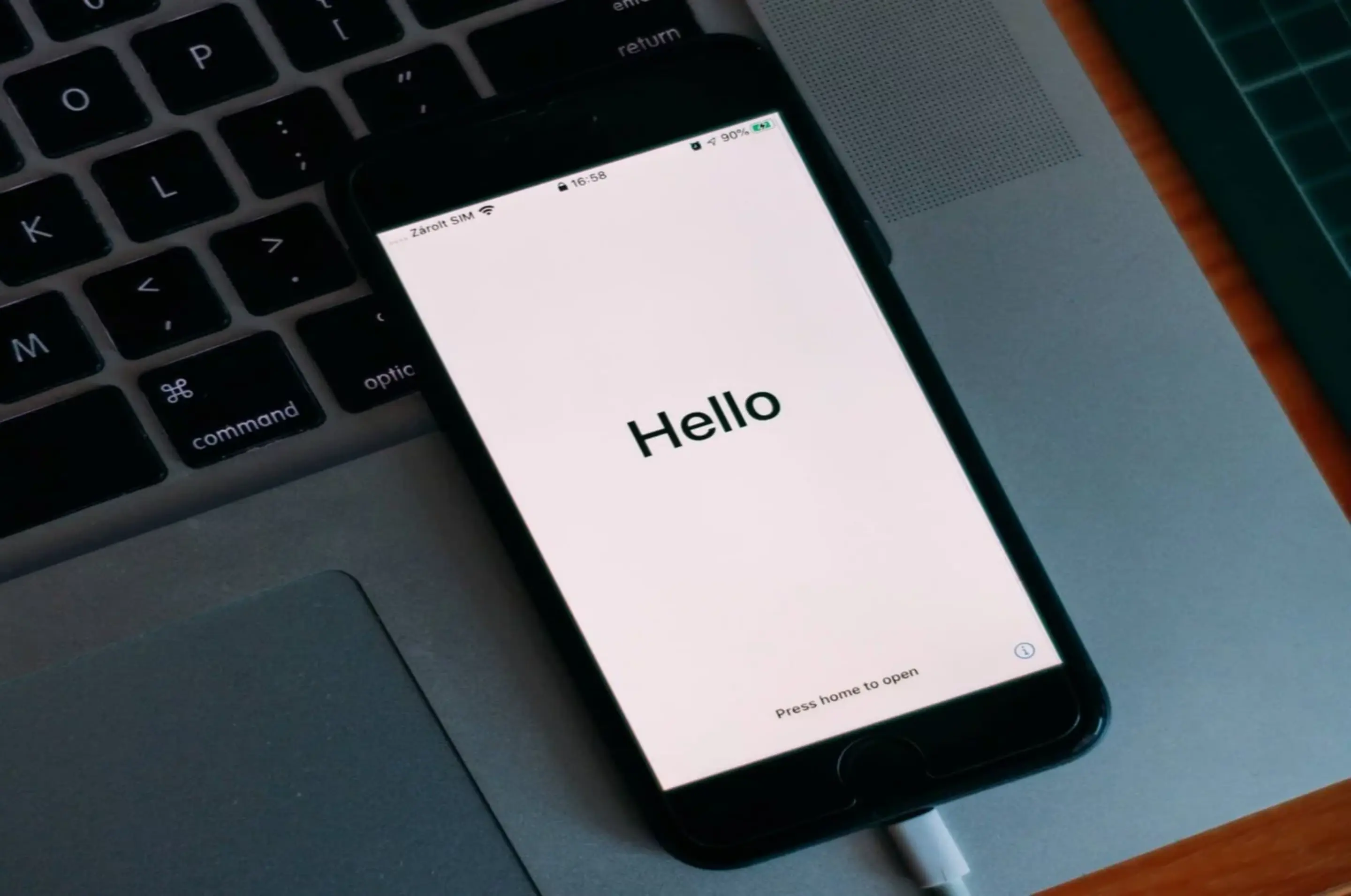 iPhone mit geöffnetem Startbildschirm liegt auf einem Tisch