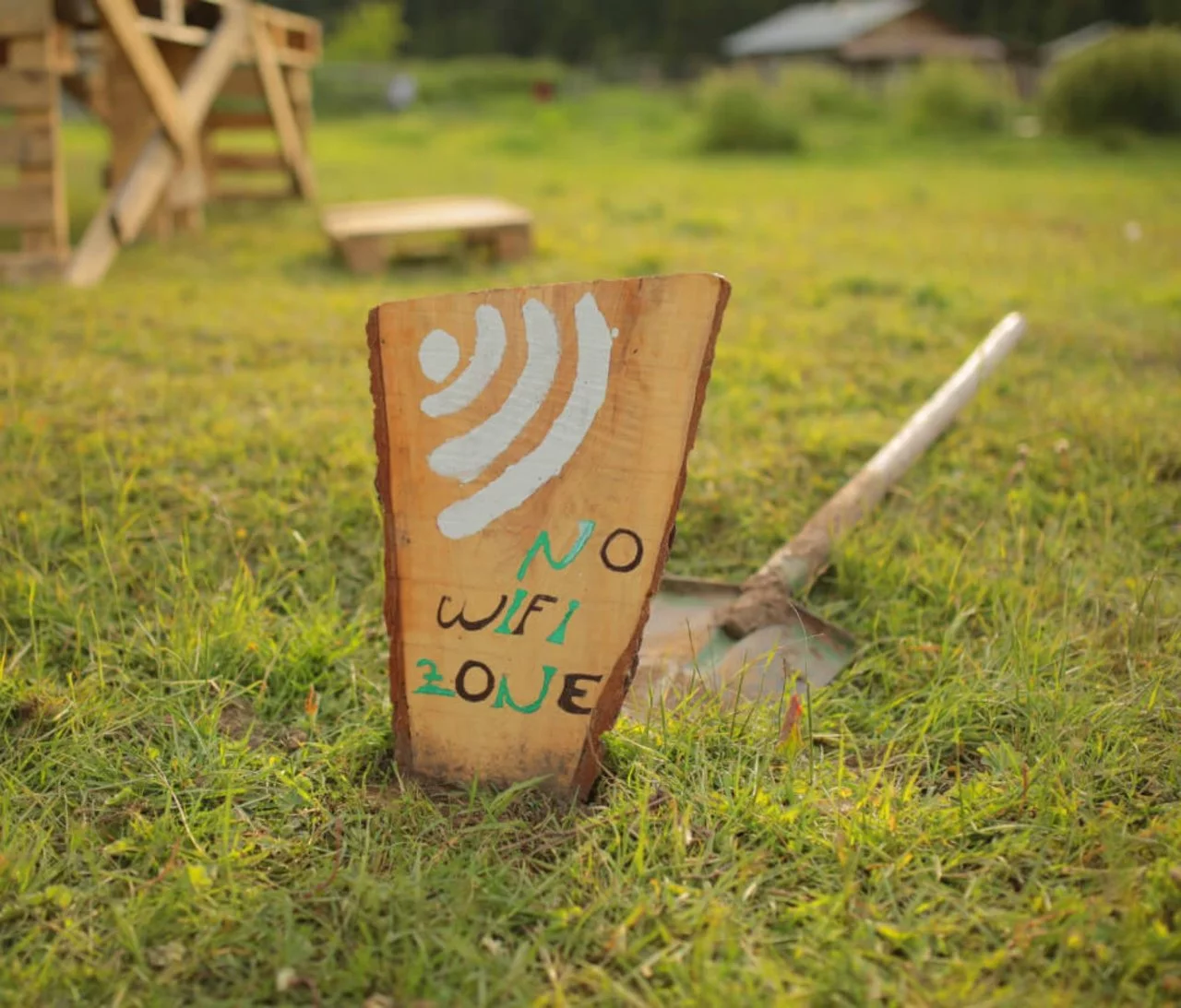 Holzschild mit "No Wifi Zone" Spruch darauf