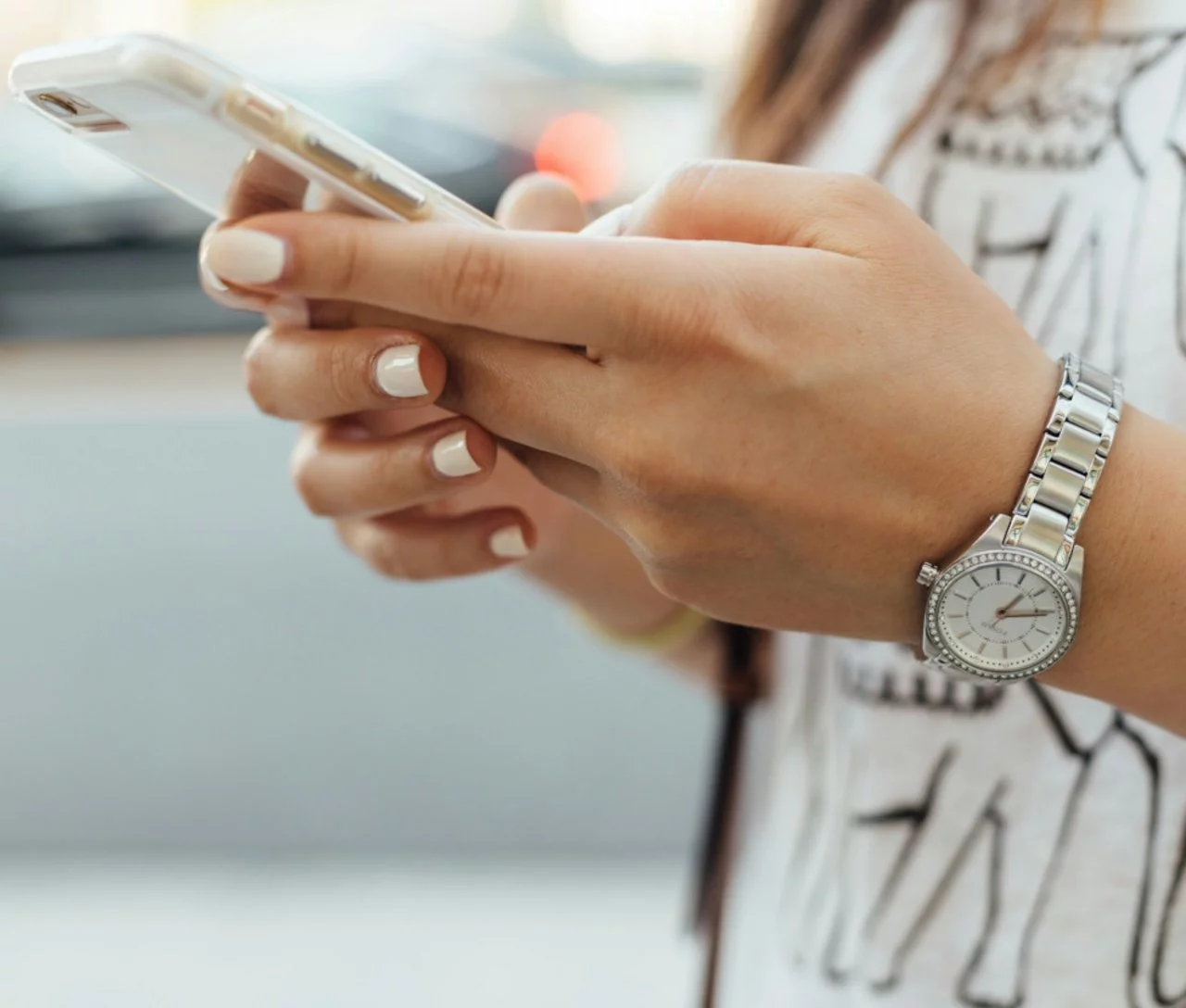 Person hält Handy in der Hand