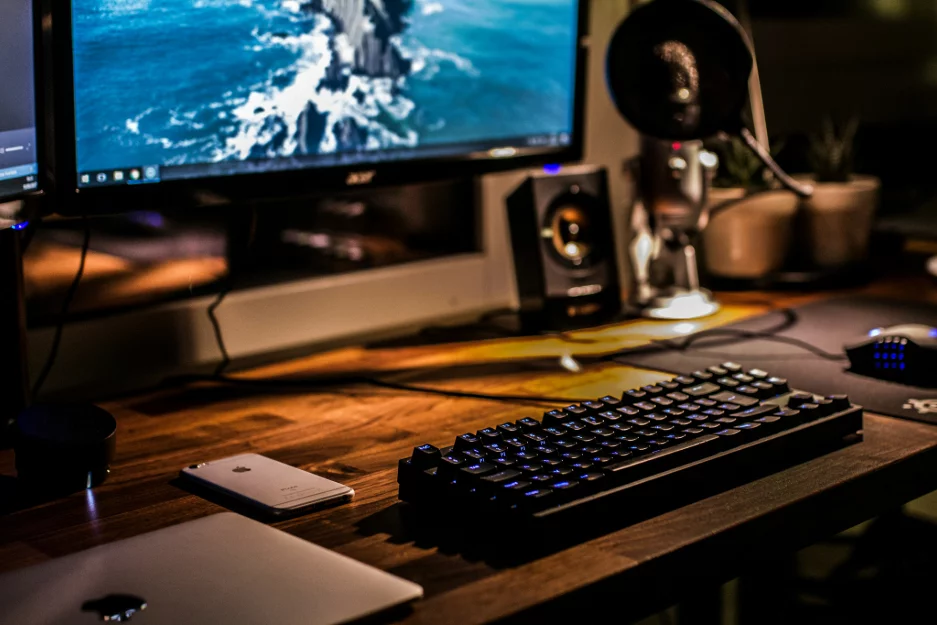 Computer und Tastatur auf einem Tisch. Bildschirm ist an