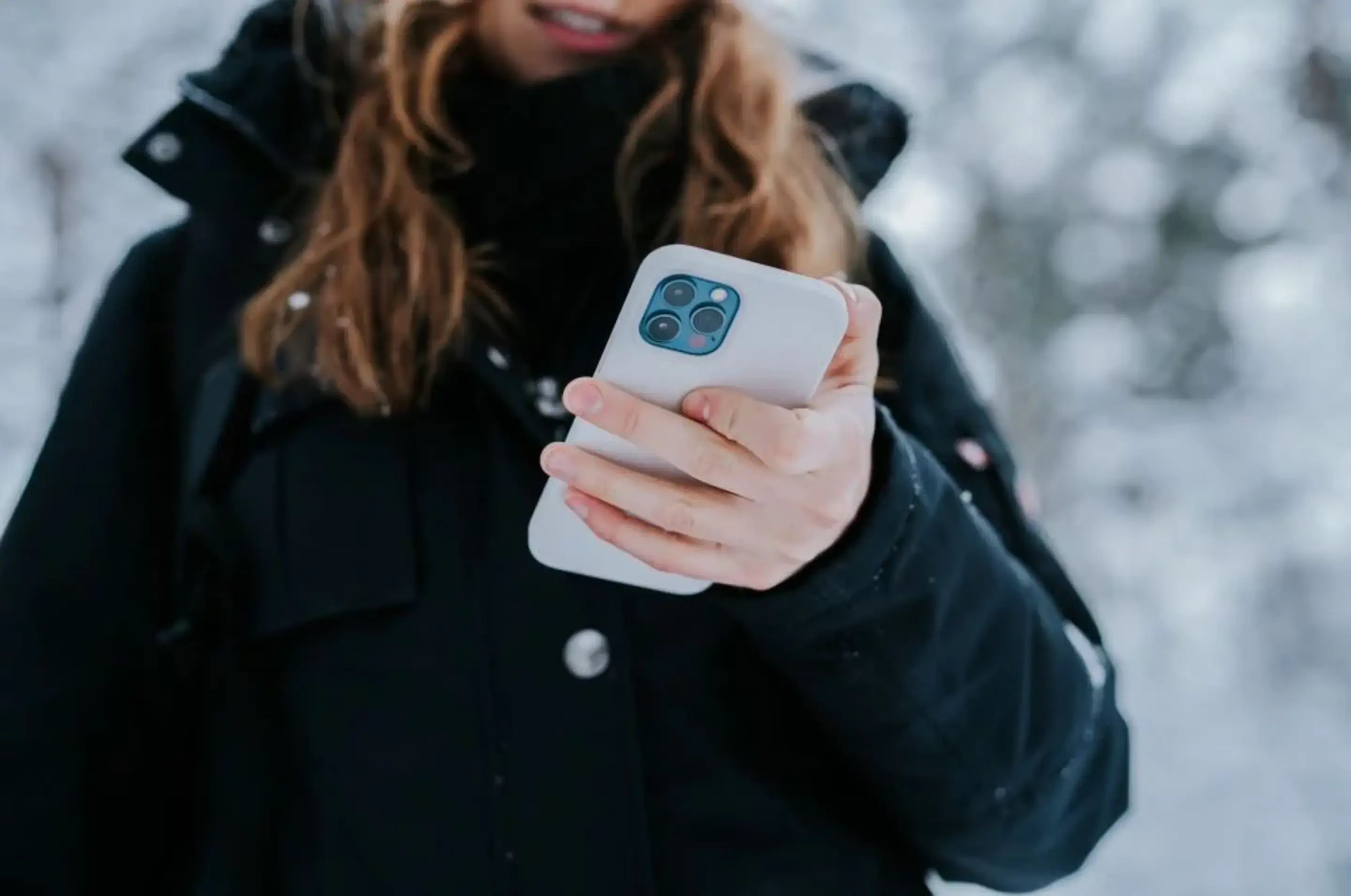 Frau hält iPhone in der Hand