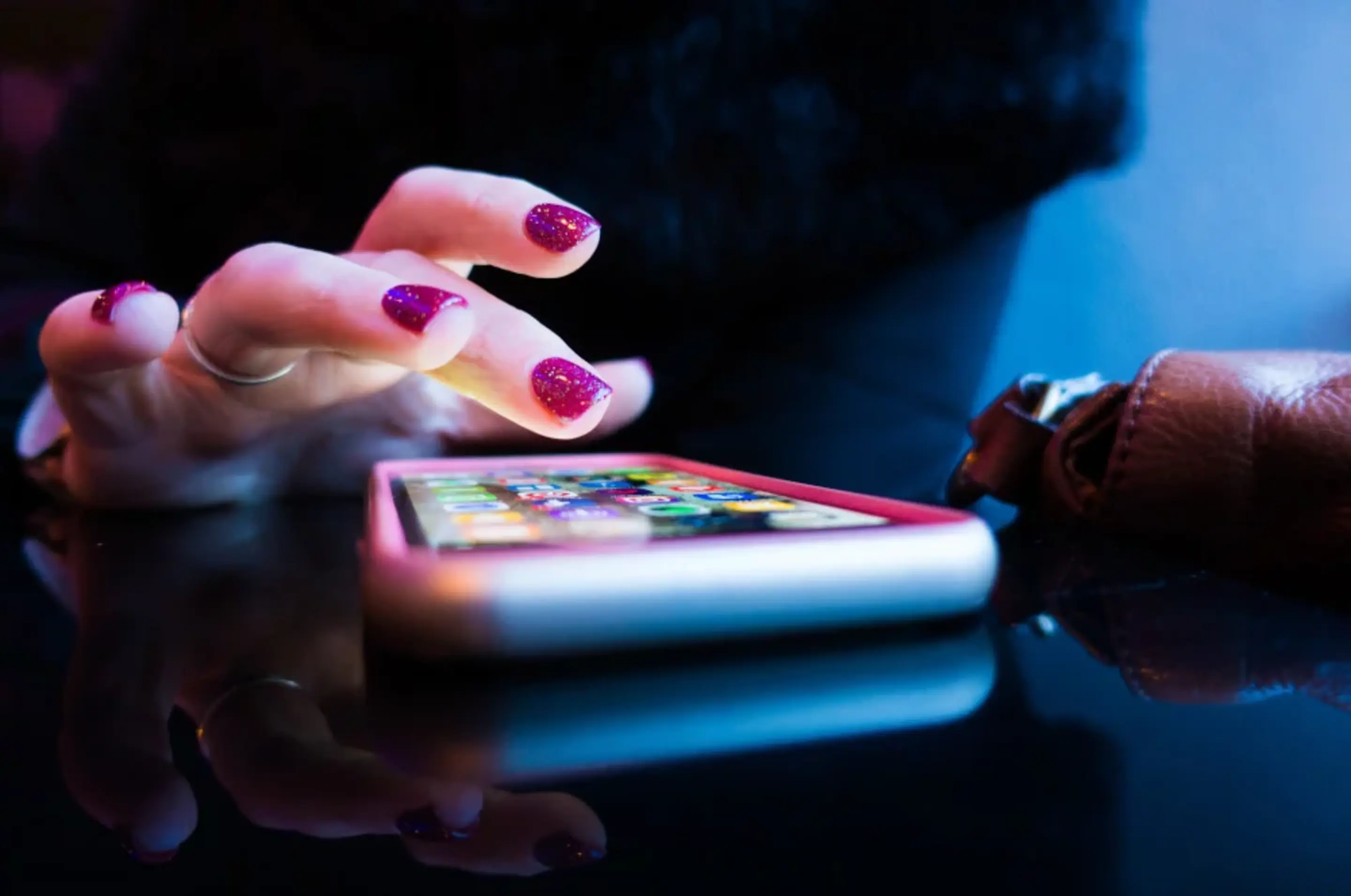 Person tippt auf dem Smartphone