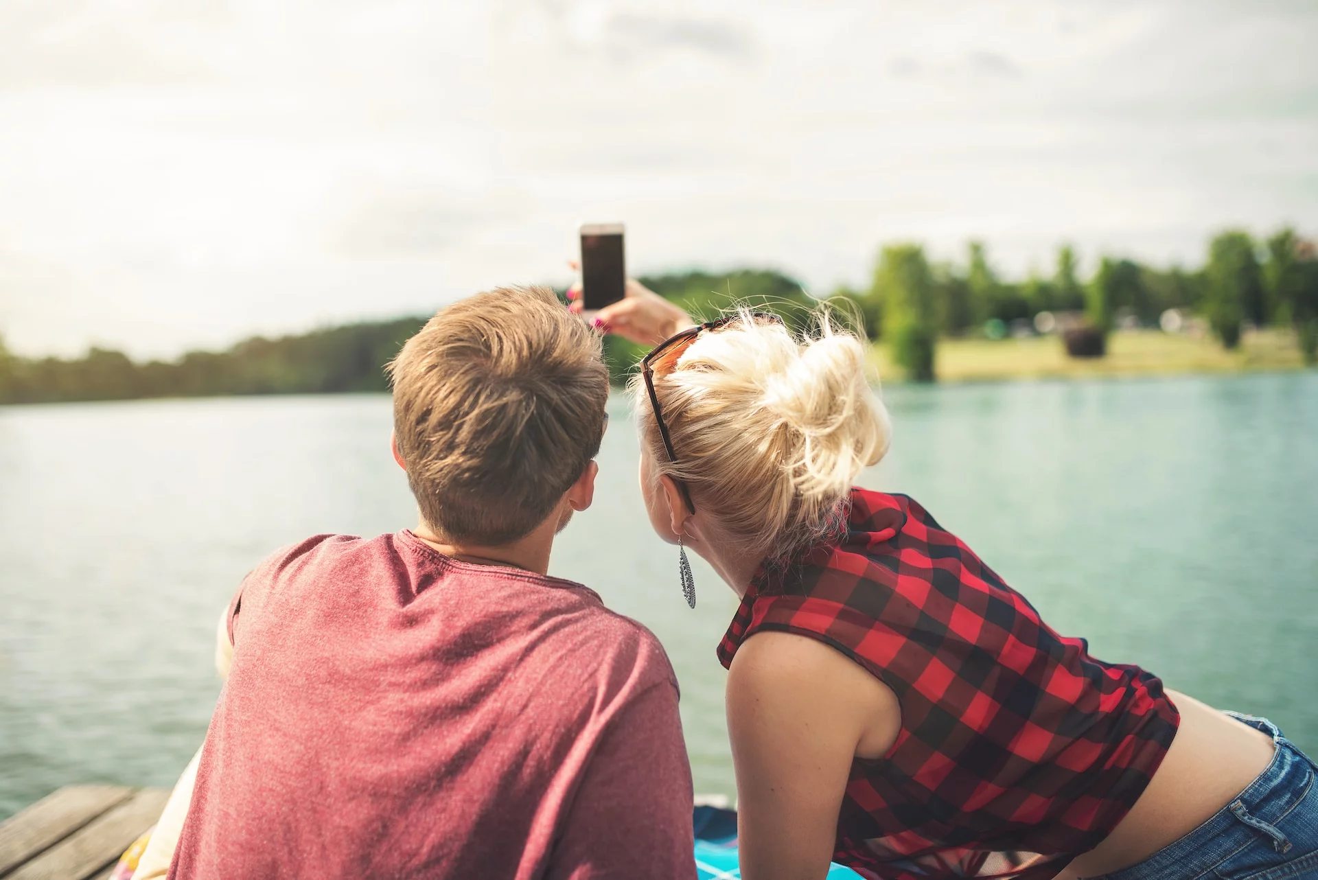 2 Personen machen ein Selfie am See