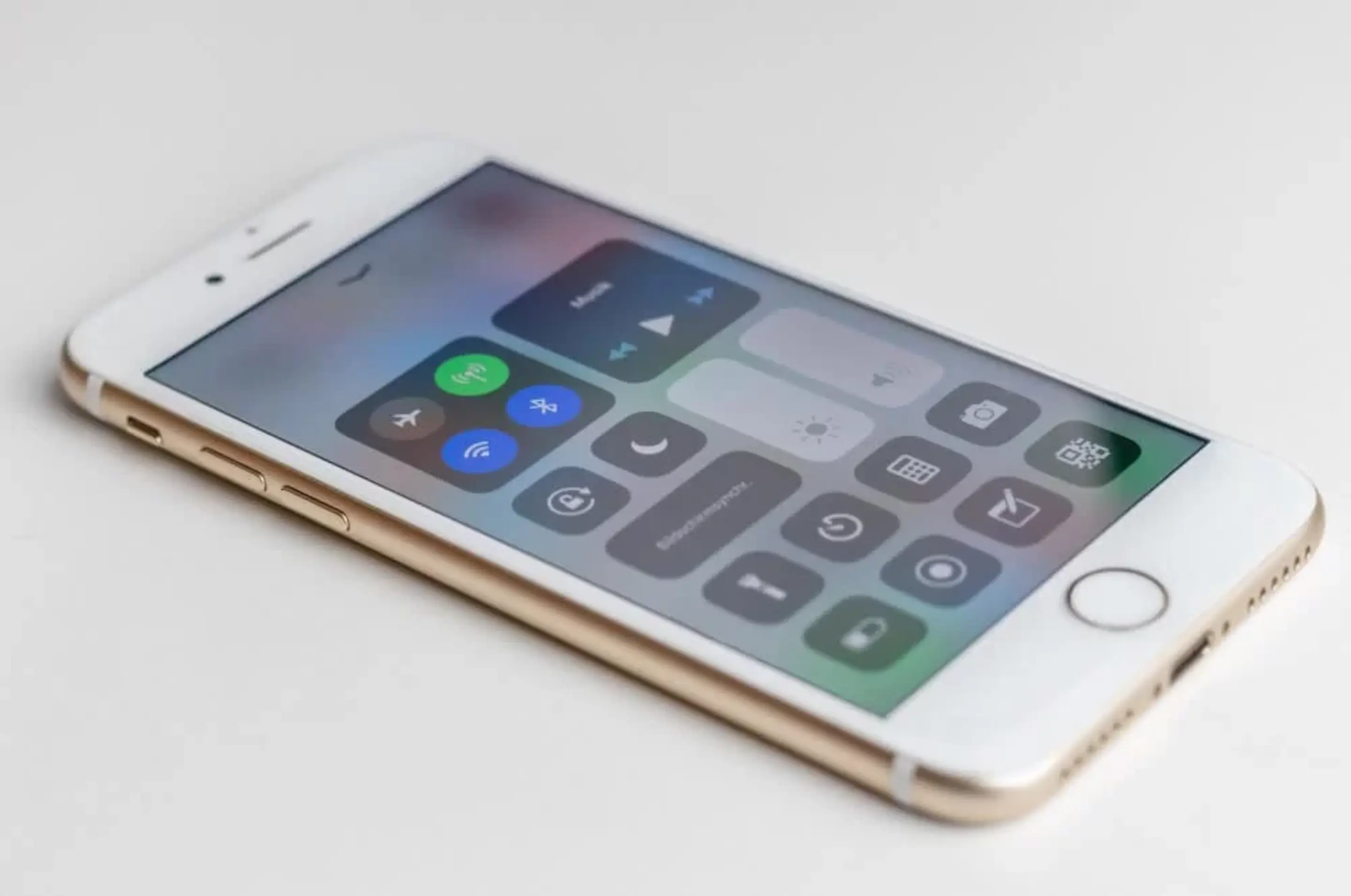 iPhone liegt mit geöffnetem Kontrollzentrum auf einem Untergrund