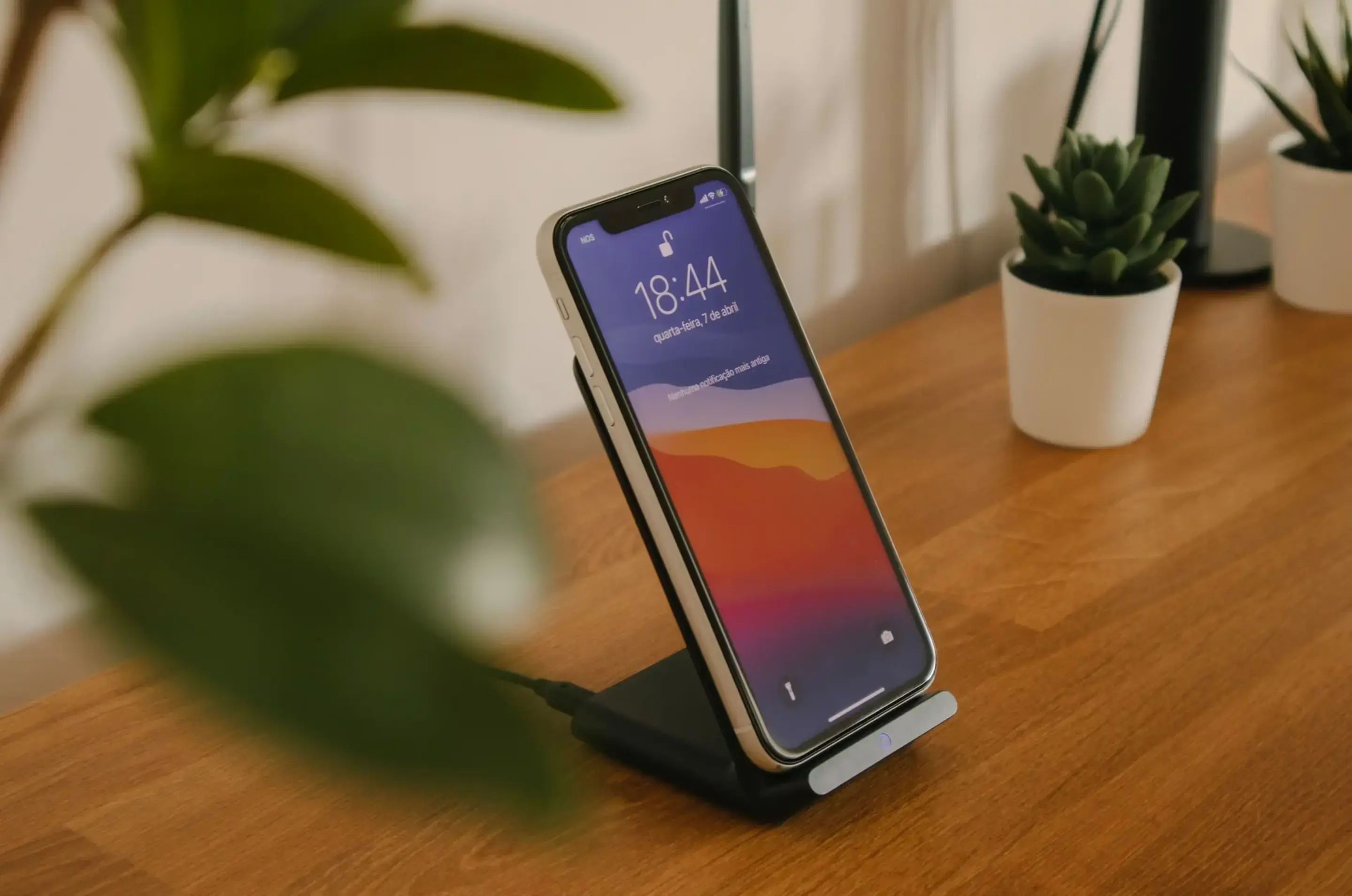 Handy steht auf wireless Charging Station
