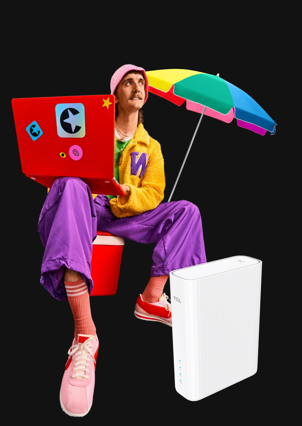 Person mit Laptop im Freien und Homespot Router