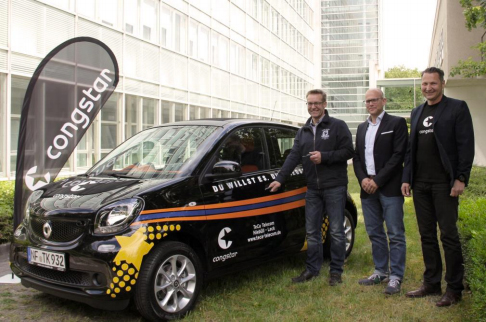 Stefan Paul (TeCa Telekom), Ulf Menssen (Leiter Vertrieb und Service) und Ralf Becker (Regionaler Account Manager Nord) bei der Übergabe eines der ersten congstar Smarts in Köln (von links nach rechts). Stefan Paul (TeCa Telekom), Ulf Menssen (Leiter Vertrieb und Service) und Ralf Becker (Regionaler Account Manager Nord) bei der Übergabe eines der ersten congstar Smarts in Köln (von links nach rechts).
